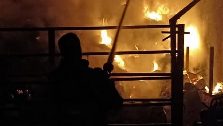 Yangında samanlar küle döndü