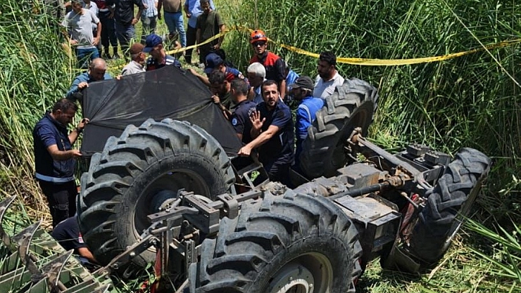 Yangını söndürmek isterken traktörün altında kaldı