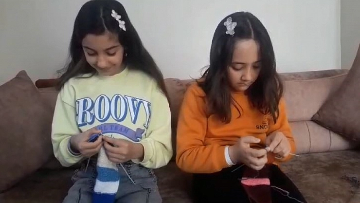 Yarıyıl tatilinde örgü örmeyi öğreniyorlar