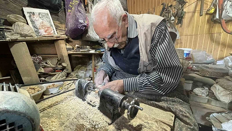84 yaşındaki tespih ustası, 50 yıldır azimle üretiyor