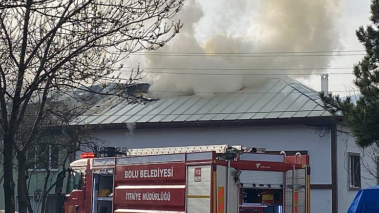 Yaşlı çiftin ihmali 3 evi yaktı