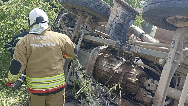 Yayladağı'nda asfalt yüklü kamyon devrildi: 1 yaralı