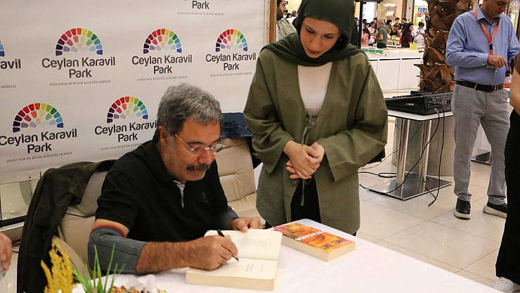 Yazar Ahmet Ümit, Diyarbakır'da okurlarıyla imza gününde buluştu