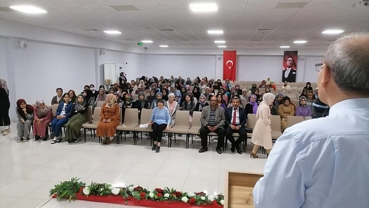 Kitaplarını imzaladı