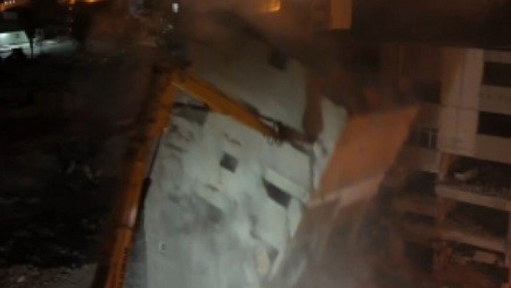 Yedi katlı binanın yerle bir olma anı görüntülendi