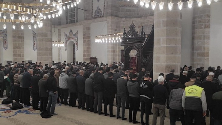 Yeni Cami nihayet açıldı