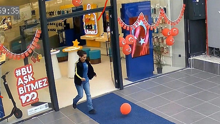 Yere düşen ay yıldızlı balonu kaldırıp öptü