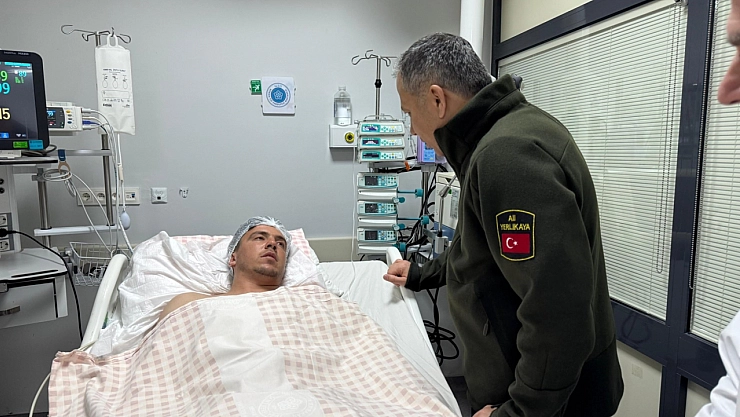 Yerlikaya, enkazından kurtarılan yaralıları ziyaret etti