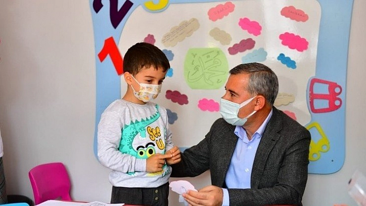 Çocukları ziyaret etti