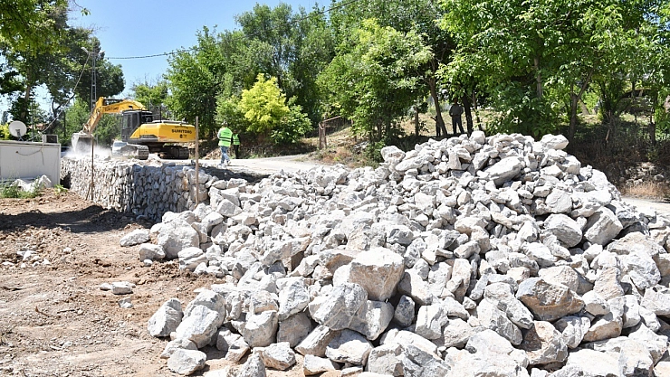 Malatya'da toprak kaymalarına karşı taş duvar çalışmaları devam ediyor!