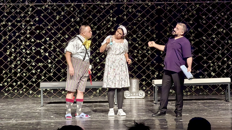 Yeşilyurt'ta Çifte Tiyatro Şöleni: Kahkaha ve Eğlence Dolu Bir Gün