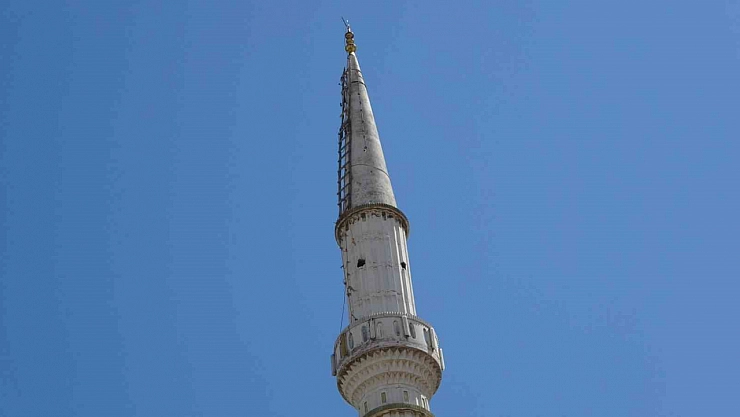 Minareye tırmanmaktan bıkmıyor