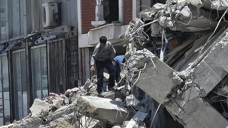 Yıkım çalışması yarım bırakılan bina tehlike saçıyor