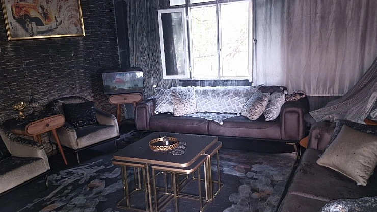 Yıldırım isabet eden ev küle döndü