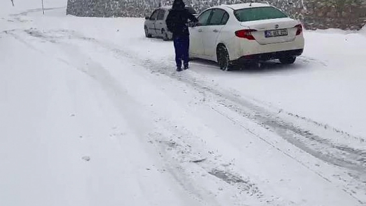 Yoğun kar yağışı, sürücülere zor anlar yaşatıyor