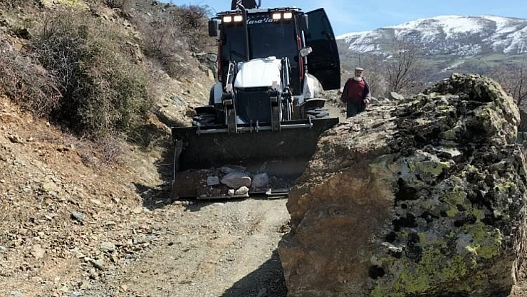 Yola düşen kaya parçaları kaldırıldı