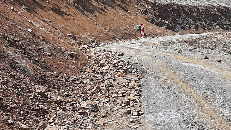 Yola Düşen Kayalar Ulaşımı Felç Etti: Belediye harekete geçti