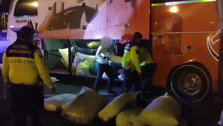 Yolcu otobüsünden torba torba kaçak tütün çıktı: 3 gözaltı