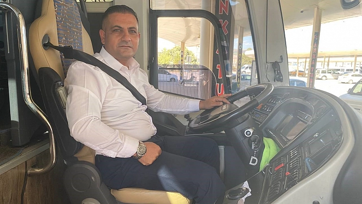 Yolcu otobüsünün direksiyonuna saldırdı