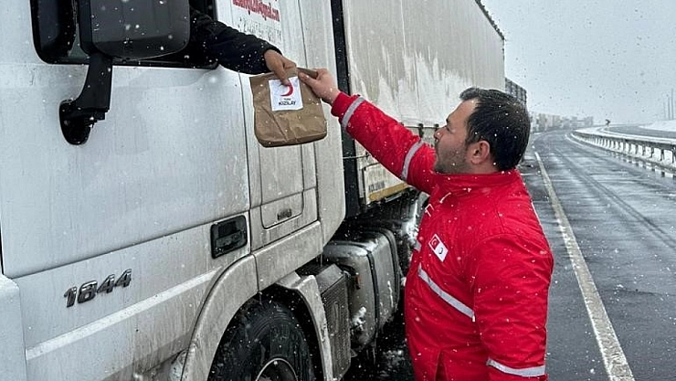 Yolda kalanlara sıcak çay ve çorba ikramı