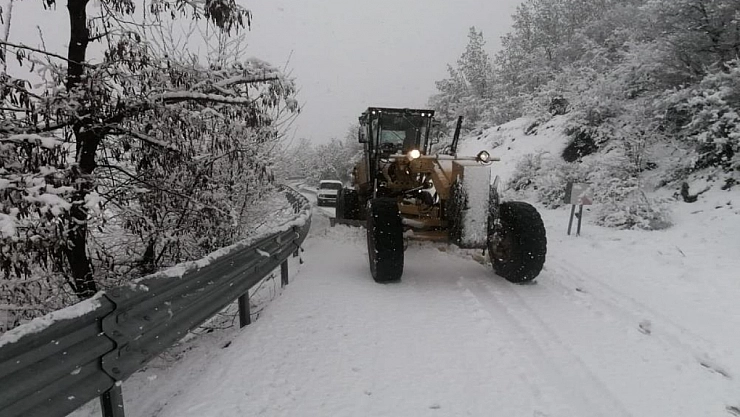Yolda mahsur kalan araç kurtarıldı