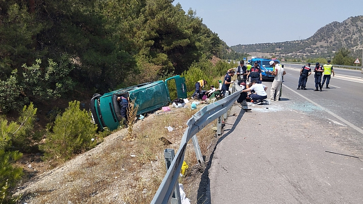 Yoldan çıkan minibüs takla attı: 13 yaralı