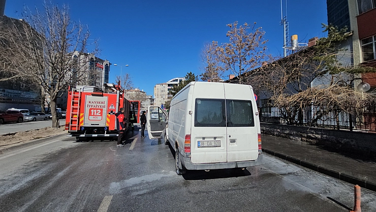 Yoldan Geçen Su Tankeri, Yanan Kamyonete Müdahale Etti