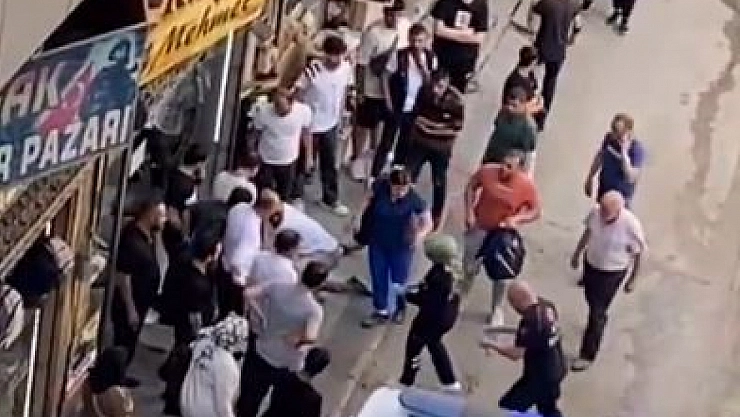 Yoldan geçen vatandaş kalp krizi geçiren kişiyi kalp masajla kurtardı!