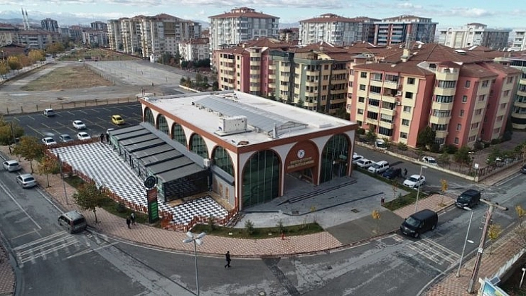 Yöresel Ürünler çarşısında inceleme