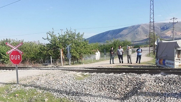 Yük treni çarptı
