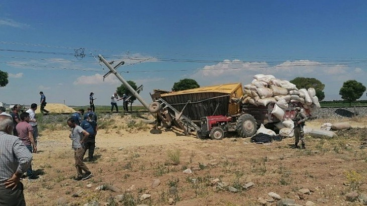 Yük treni traktöre çarptı: 1 ölü, 2 yaralı