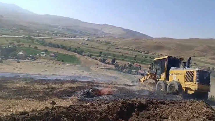 Yüksekova'da anız yangınına kepçeli müdahale