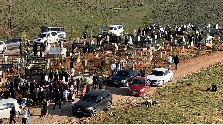 Yüksekova'da vatandaşlar bayram namazı sonrası mezarlıklara akın etti
