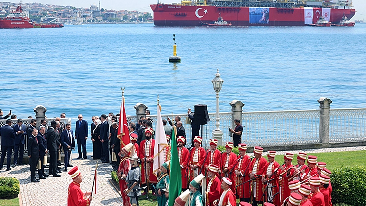 Yüzer Doğalgaz Platformu Boğaz'dan Geçti