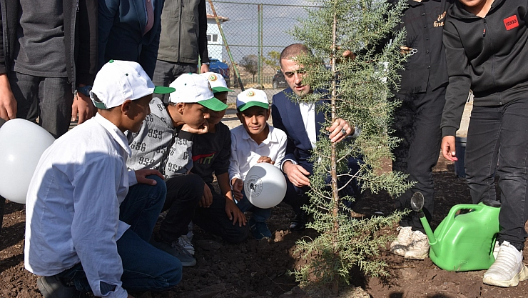 Yüzlerce fidan toprakla buluşturuldu