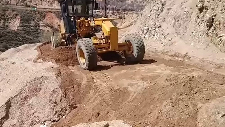 Zarar gören köy yollarının onarımı yapılıyor