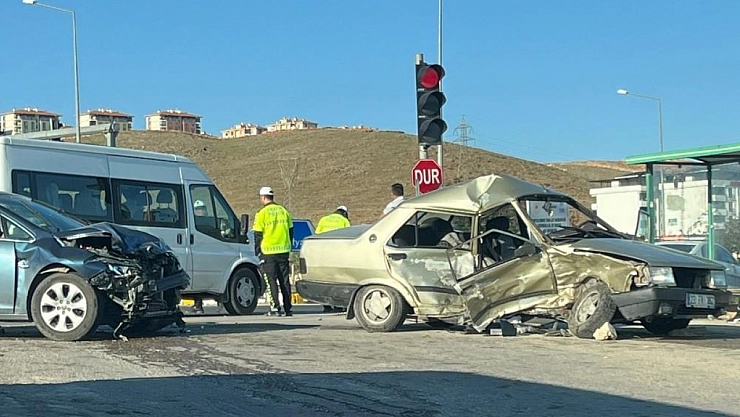 Zincirleme trafik kazası: 1 ölü 3 yaralı