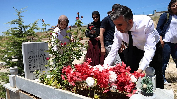 Zühal'in mezarı bayramda yalnız kalmadı