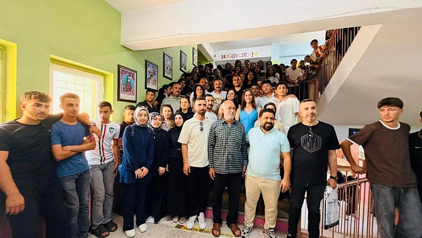 20 yıldır görev yaptığı okuldan alkışlarla uğurlandı