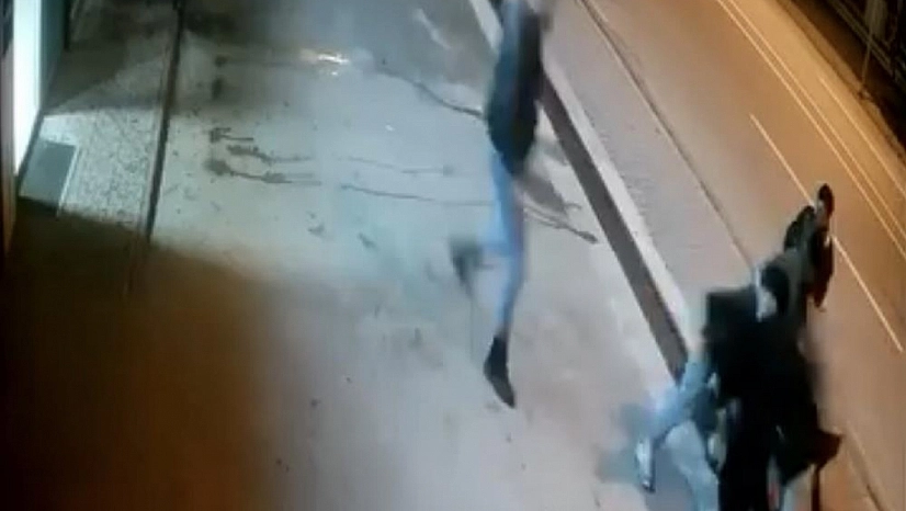 4 kişi 1 kişiye saldırdı