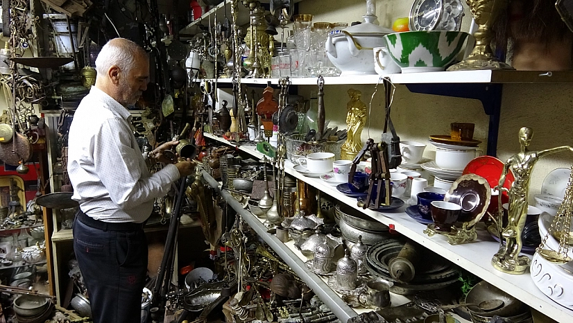 45 yıldır topladığı antika eşyaların sayısını kendisi de bilmiyor