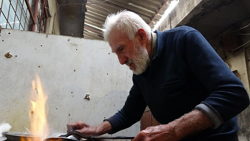 80 yaşındaki kalay ustası mesleğini aşkla yapıyor