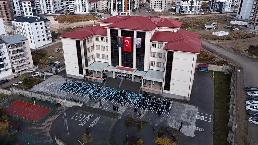 850 öğrenci coşkuyla Cumhuriyet şarkıları söyledi