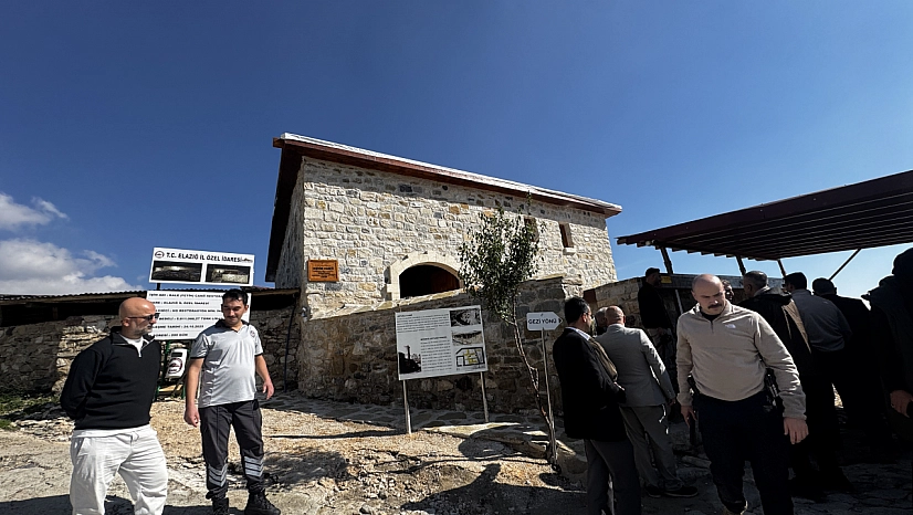 940 yıllık Fetih Mescidi'nde restorasyonun ardından cuma namazı kılındı