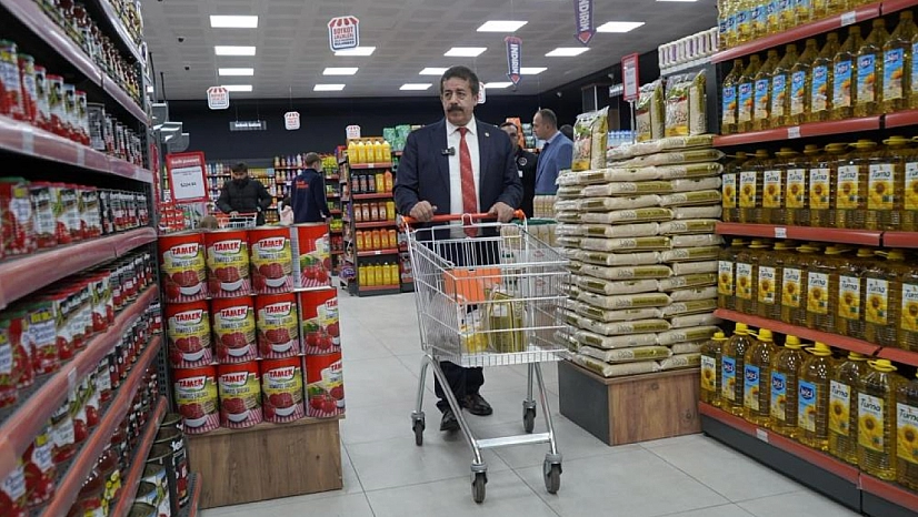 AK Parti Milletvekili Fırat, Halk pazarında alışveriş yaptı