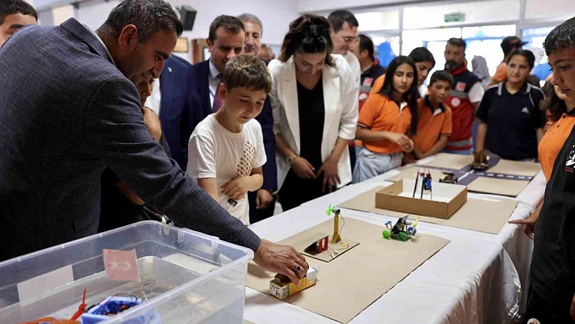 Yenilenen okul sıraları öğrencilere teslim edildi