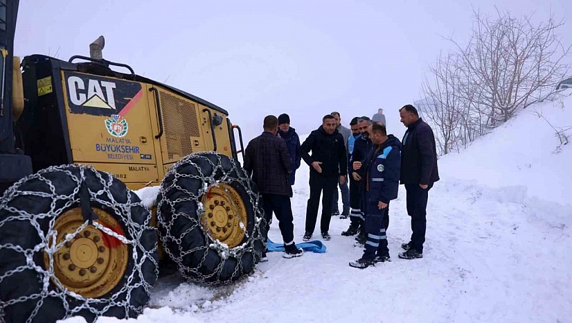 Yoldan çıkan iş makinesi kurtarıldı