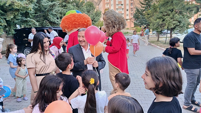 Alican Bozkurt çocuklara balon dağıttı