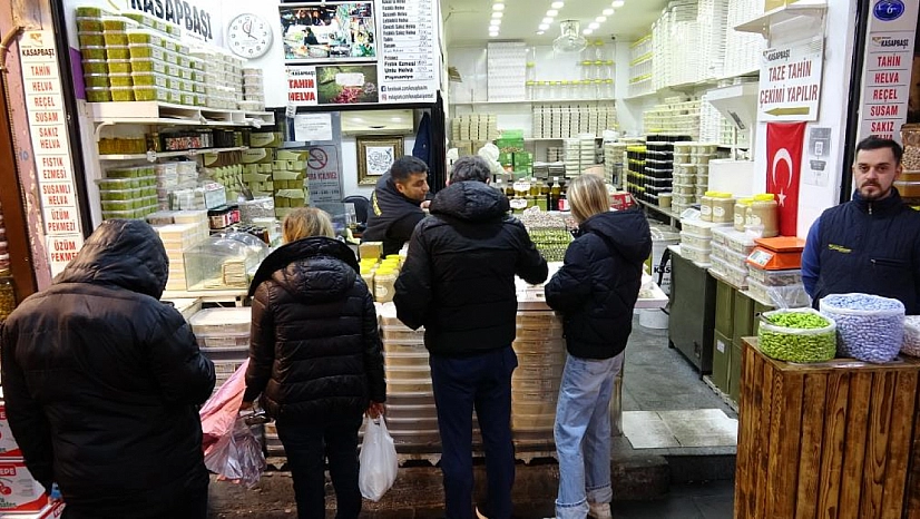 Almacı Pazarı'nda tezgahlar doldu