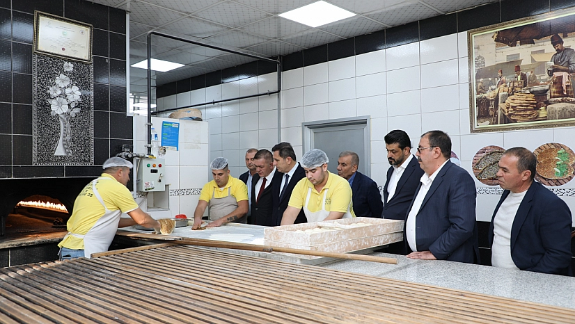 Antep lahmacunu tescilli tarifiyle pişirildi